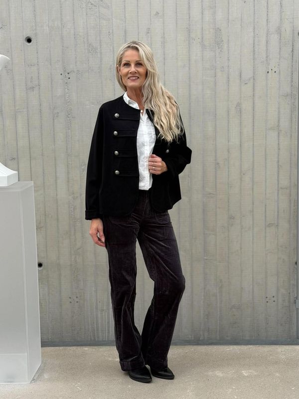 Julia Jakke Sort