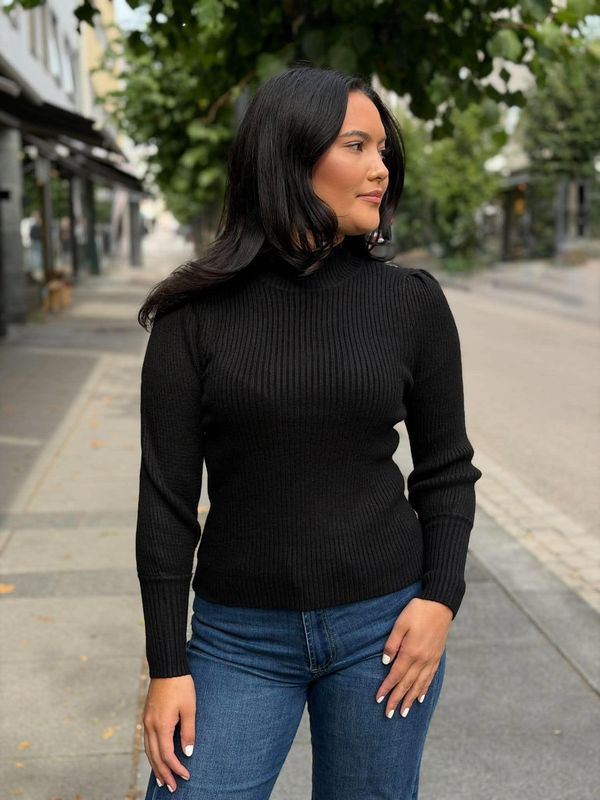 Louise Genser Sort