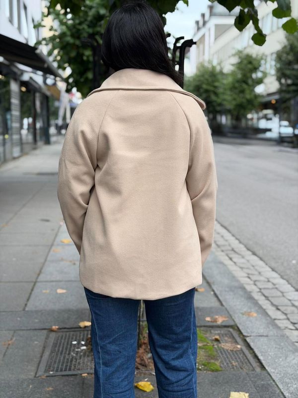 Lucilla Jakke Kort Beige