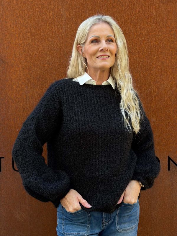 Mikela Genser Sort