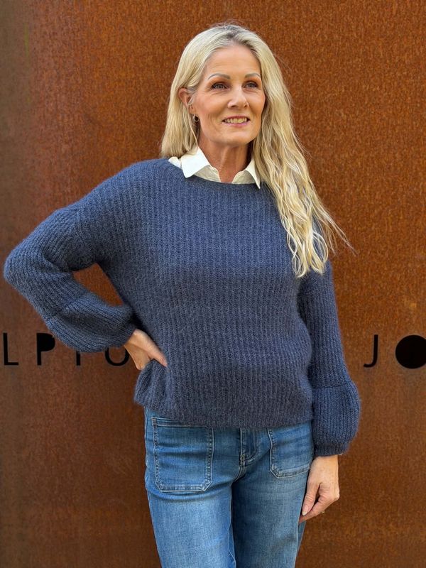 Mikela Genser Blå